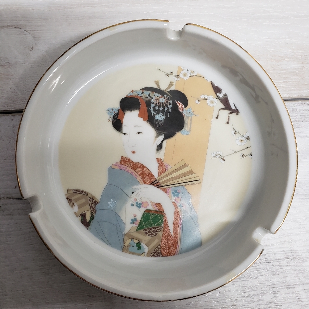 Vintage Saji Fine China Geisha Ashtray Japan Hand Painted Gold Trim Collectible